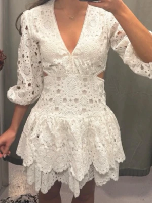 Liknande Maje klänning studentklänning - Vit miniklänning/studentklänning med spets 