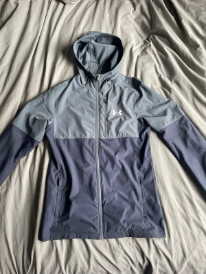 Under armour jacka - Tja säljer denna under armour jackan efter som jag inte använder den. Den är i fint skick utan skador osv. Passar perfekt som en tunn jacka eller ba som en vanlig tröja. Storlek S👍
