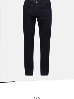 Mörkblå slim fit jeans från Armani exchange  - Ordinarie pris 1500 kronor olika storlekar är 30w l32 och  w31 l32 och  w32 l32 