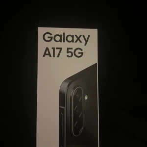 Samsung Galaxy A17 5G svart - Säljer en Samsung Galaxy A17 5G den är en modern smartphone med stilren svart design och rundade kanter. Telefonen har flera bakre kameror och stöd för 5G, helt ny telefon och är inte öppnad.
