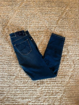 Jacob Cohen jeans - Hej jag säljer ett par Jacob Cohen jeans i riktigt snygg marinblå färg perfekt för dig som vill ha ett par kvalitetsjeans med grym passform. Nypris ≈5000!, mitt pris 749kr.  Skick: 9/10 Storlek: W30 Midja: 39cm Lår: 23cm Ytterlängd: 97cm Innerlängd: 74cm  Skriv gärna om du vill ha fler bilder eller har frågor!