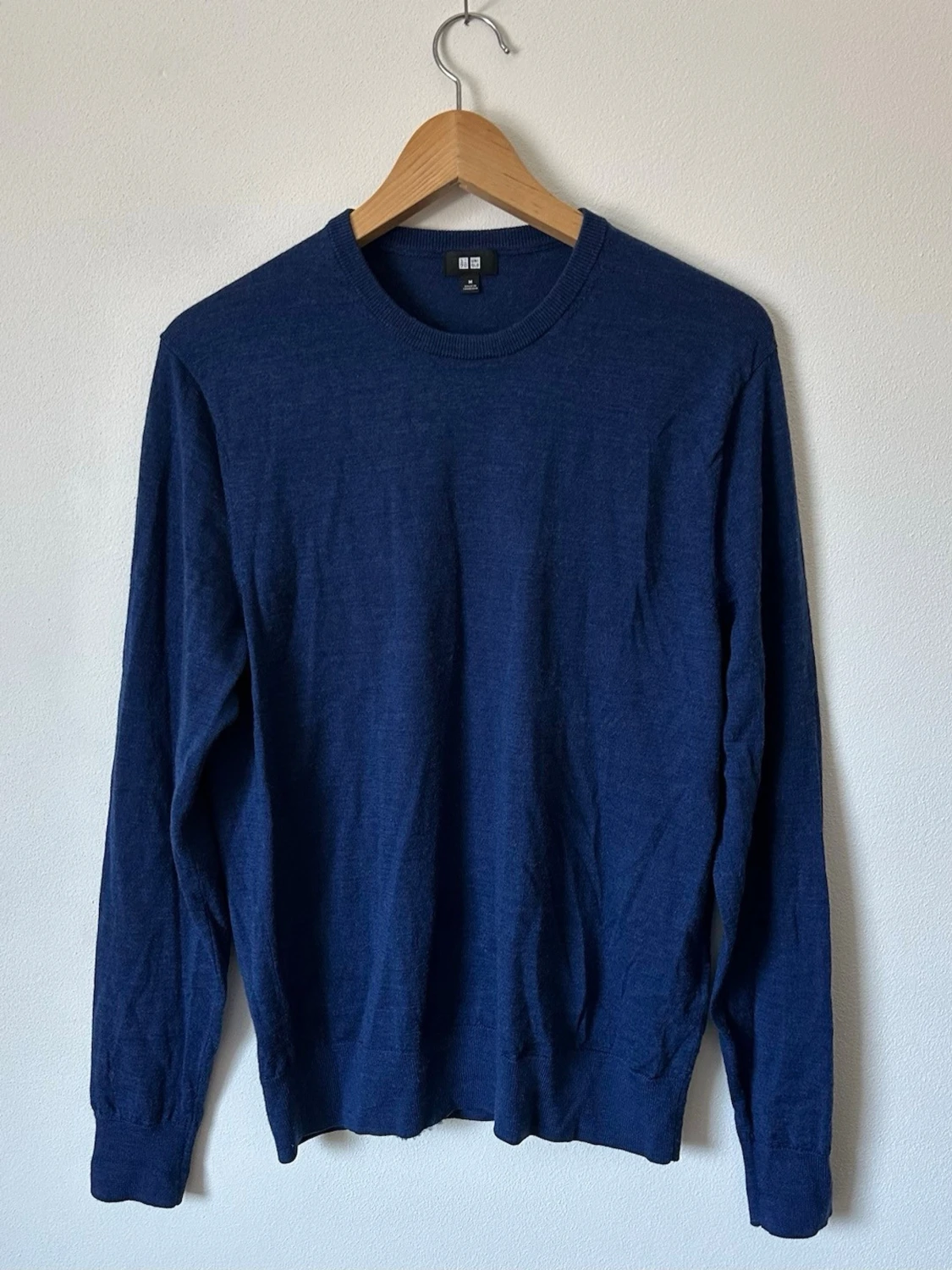 Mörkblå stickad tröja från Uniqlo