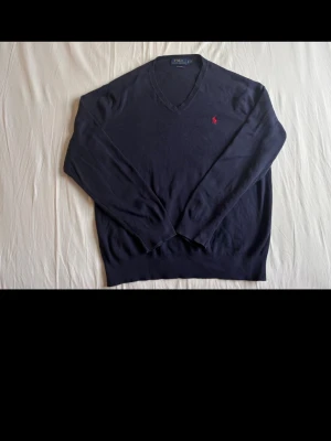 Ralph lauren tröja - Mycket sparsamt använd. Vanlig i storleken.  📦Skickas inom 24h!
