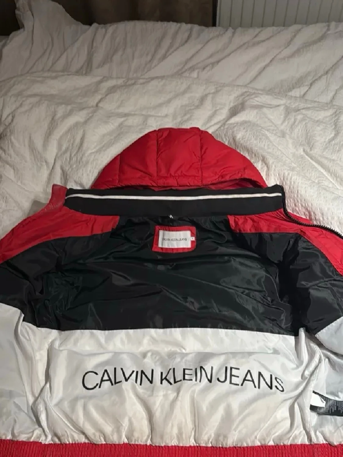 Röd pufferjacka från Calvin Klein  - 2