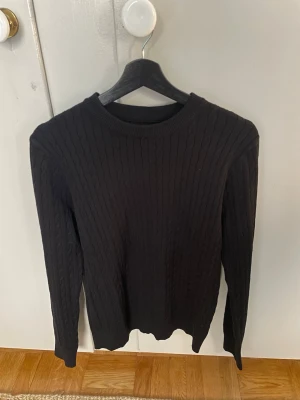 Stickad tröja  - Stickad tröja från Jack & Jones, storlek M sitter som S.