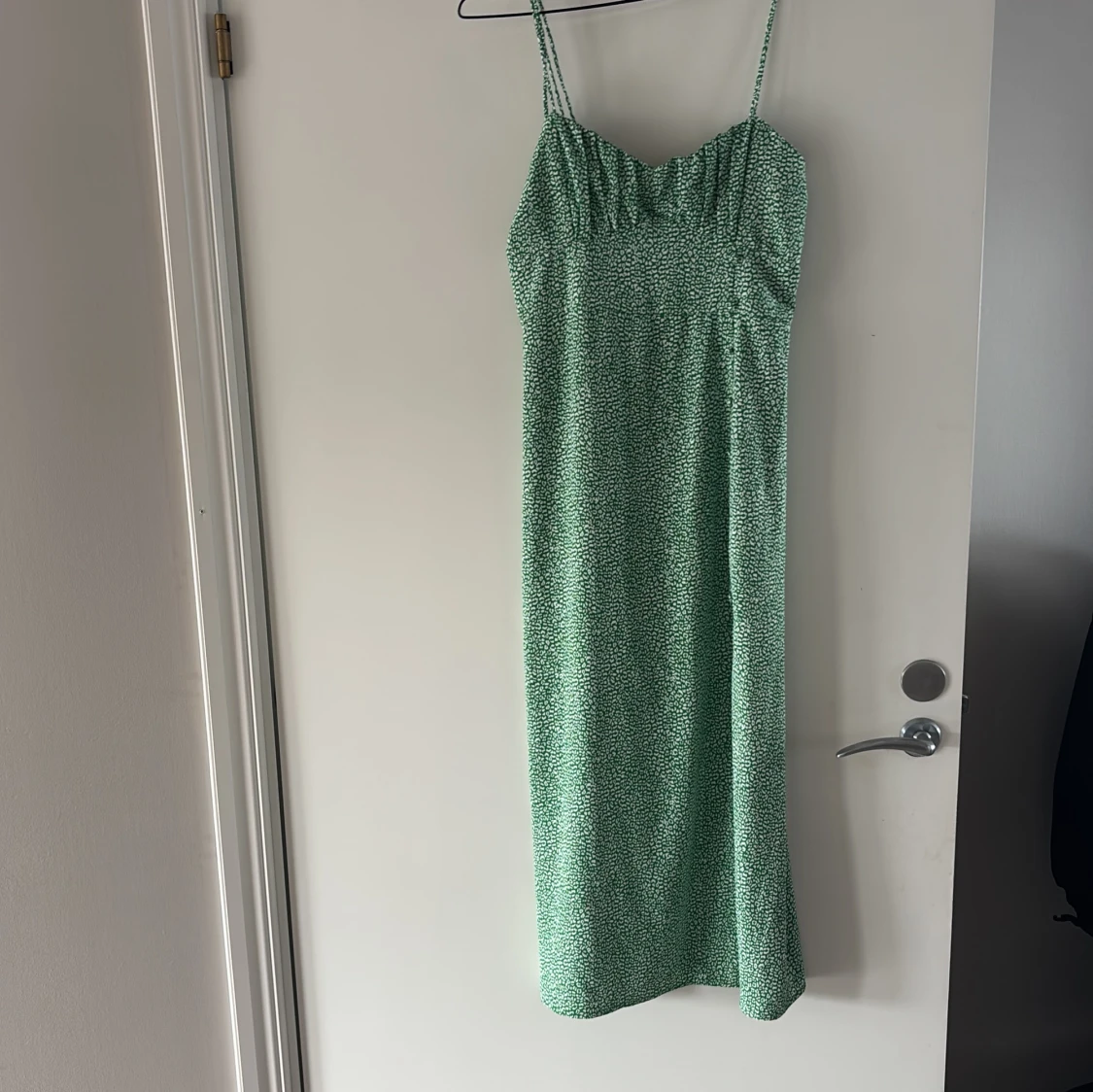 Grön långklänning med smala axelband