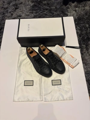 Gucci skor - Tjena, säljer dessa riktigt snygga gucci skor. Har inte använt de så mycket. Skicket är 8,5/10 och storleken 42-43. Original kvitto och allt OG tillkommer. Ifall du har några frågor eller funderingar skriv gärna👍