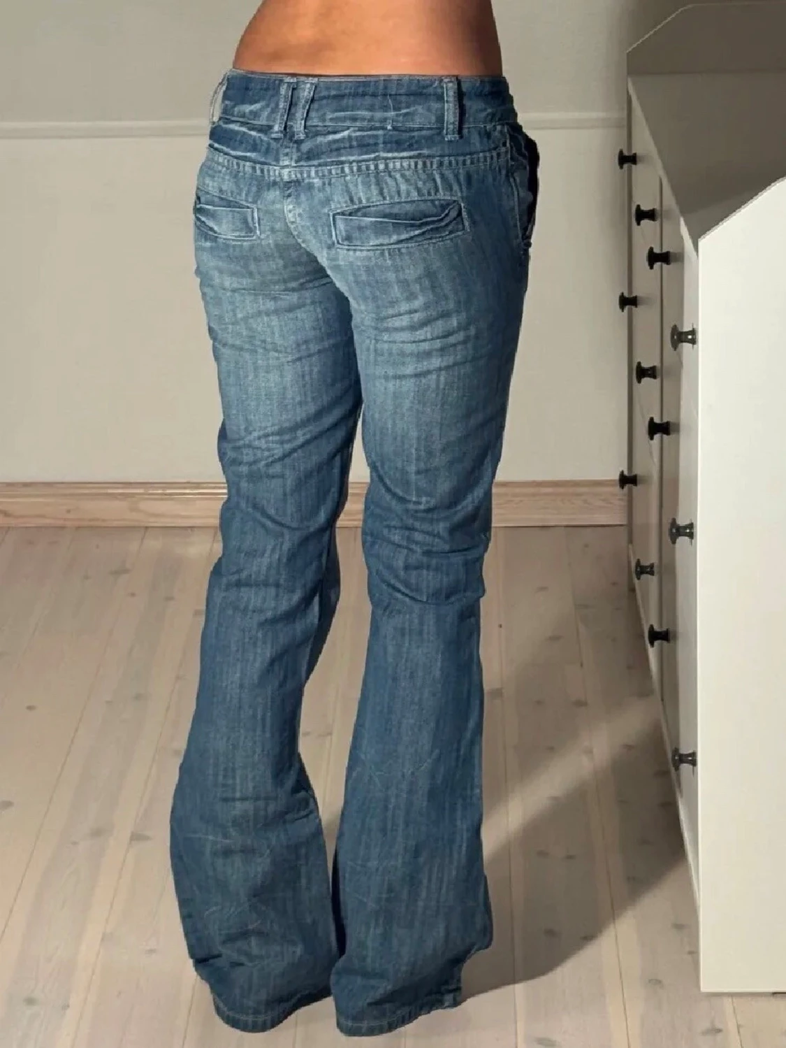 Blå bootcut jeans med låg midja