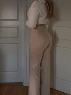 VIRALA KOSTYMBYXOR MADLADY 🤍  - Super snygga kostymbyxor från madlady i värdens stretchigaste material! Sitter så fint på kroppen och känns som mjukisbyxor. Storlek S- Xtall och aldrig använda!  