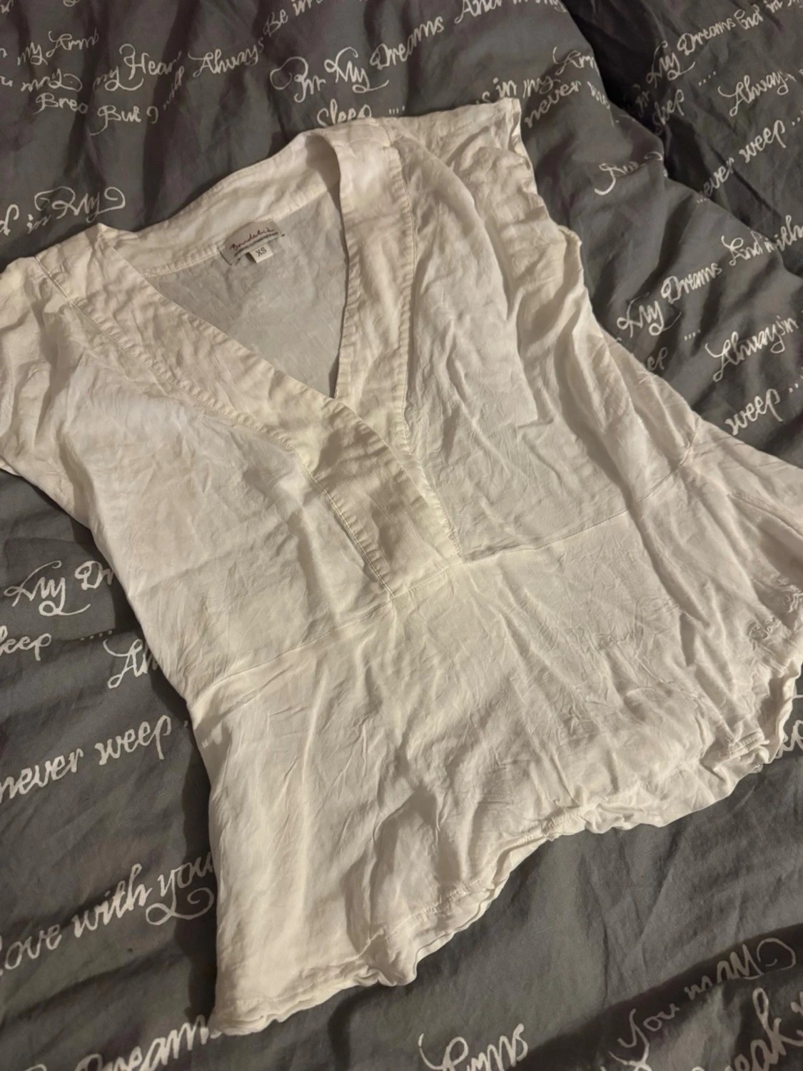 Vit blus med v-ringning från Bondelid - 2