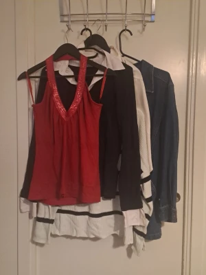 Klädpaket - Paket med kläder, majoritet vintage/ 2000tal. Str. Mellan 44-L 🩷 vita skjortan saknar en knapp. 