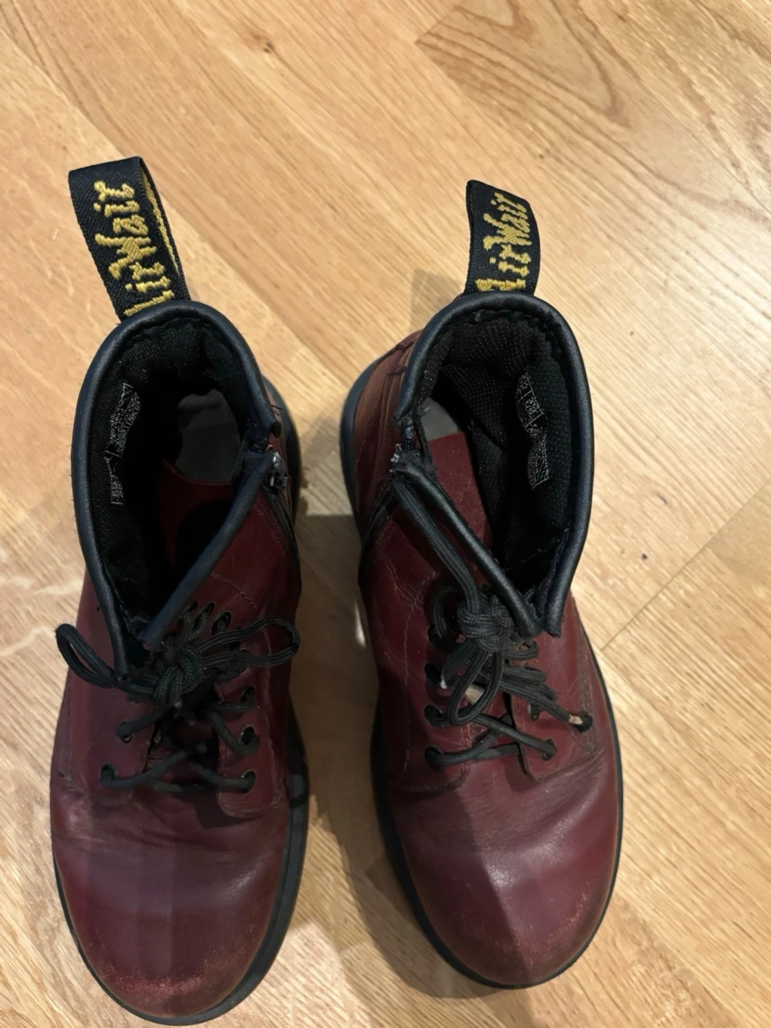 Vinröda Dr. Martens boots stl 35 - 4