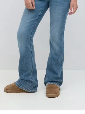Blå bootcut jeans - Snygga blå bootcut jeans med klassisk femficksdesign och utsvängda ben. Jeansen har en ljus tvätt och är tillverkade i denim med en skön passform. Perfekta för dig som gillar en retroinspirerad look. Orginal namn är ”Scandi low waist bootcut jeans”. 