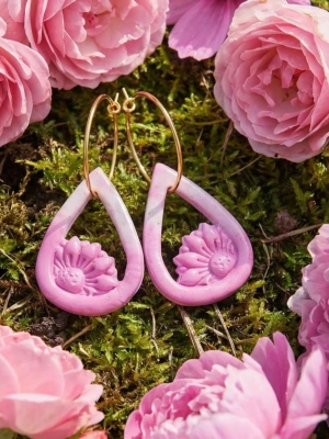 Örhängen i Polymerclay"Rosa ombre blomdroppe" - "Rosa ombre blomdroppe" Ring 2 cm. Droppe ca 2,5 x 2 cm Handgjorda örhängen i Polymerclay. Härdade i ugn. Alla smyckesdelar är i äkta silver,  guldpläterat eller rostfritt stål. Ett lätt material som inte tynger ner öronen. Allergivänligt ❤️ (De som har glitter är förseglade med lack för Polymerclay,  så inget faller av.)