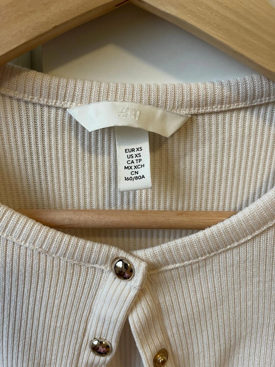 Crémevit ribbad topp med knappar H&M - 3