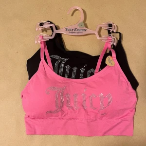 NY! Juicy Couture bralette set - NY! Två bhar/bralettes från Juicy Couture, en i rosa och en i svart. Ikoniska Juicy strass tryck framtill och justerbara axelband. Avtagbara pads och är tillverkade i mjukt material som ger en bekväm passform. Köpt fel storlek. Värde $38