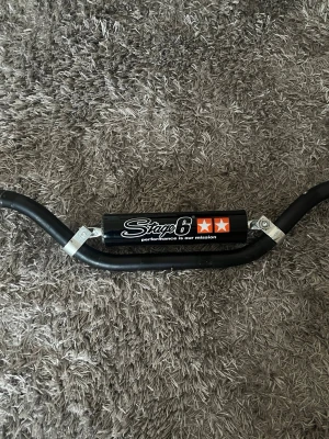 Moped styre - Säljer nu mitt cross styre till min moped då jag har ett annat, suttit på min Yamaha slider men passar till alla moppar. kan säljas med eller utan barpaden men dyrare med. 22,2 mm tjockt och ca 740cm långt. 200kr untan Barpad och fågelpinne eller 320kr med. Kan även sälja bara barpaden 