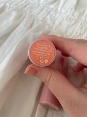 Hickap Blush Stick - Krämig rouge i stickformat från Hickap i nyansen  peachy vibe . Kommer i en snygg, ljusrosa hylsa med vit text. Perfekt för att ge ansiktet en fräsch och naturlig lyster. Innehåller 7 g. Helt ny!