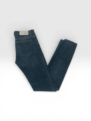 Blå jeans från T/J med raka ben - Snygga blå jeans från T/J med klassisk femficksdesign och raka ben. Jeansen har en ljus etikett bak i midjan och kontrastsömmar. Tillverkade i ett mjukt denimtyg som passar perfekt till din vardagsstil.