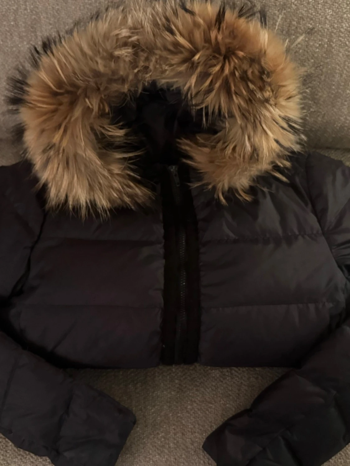 Svart lång dunjacka med fuskpäls - 1