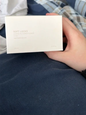 CAIA Soft Locks Leave In Conditioner - Soft Locks Leave In Conditioner från CAIA är en vegansk hårvårdsprodukt med keratin och aloe vera. Kommer i en stilren, ljusbeige förpackning på 200 ml. Perfekt för dig som vill vårda och återfukta håret utan att skölja ur produkten.