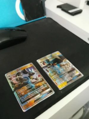 Två Pokémon GX samlarkort - Säljer två coola Pokémon GX samlarkort med färgglada motiv och holografiska detaljer. Korten har klassisk Pokémon-design på baksidan och är perfekta för samlare eller spelare som vill utöka sin samling.