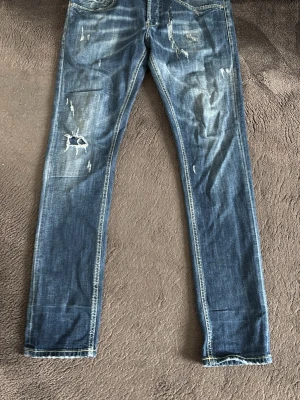 Dondup George med slitningar  - Säljer nu ett par riktigt schyssta jeans från dondup| modell George | storlek 34 | varsamt använda med riktigt snygga slitningar | nypris 3200 | bara att höra av dig vid någon fråga!