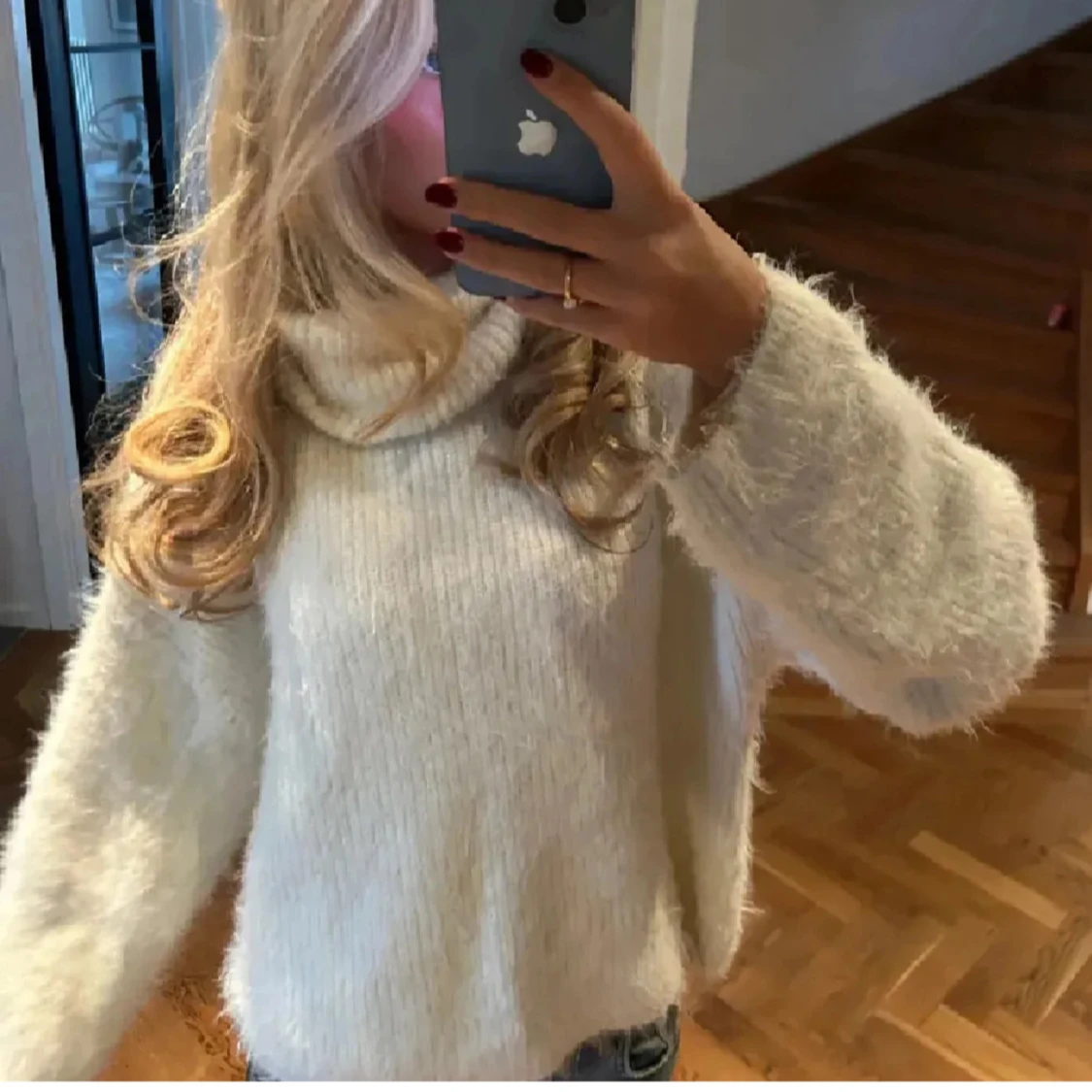 Vit fluffig polotröja med oversized fit