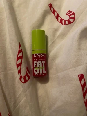 NYX Fat Oil Lip Drip läppglans - NYX Fat Oil Lip Drip är ett läppglans i en klarröd nyans. Tuben rymmer 4,8 ml. Formulan är oljebaserad och ger glansiga, återfuktade läppar. Endast testad på handen.. 💕💕