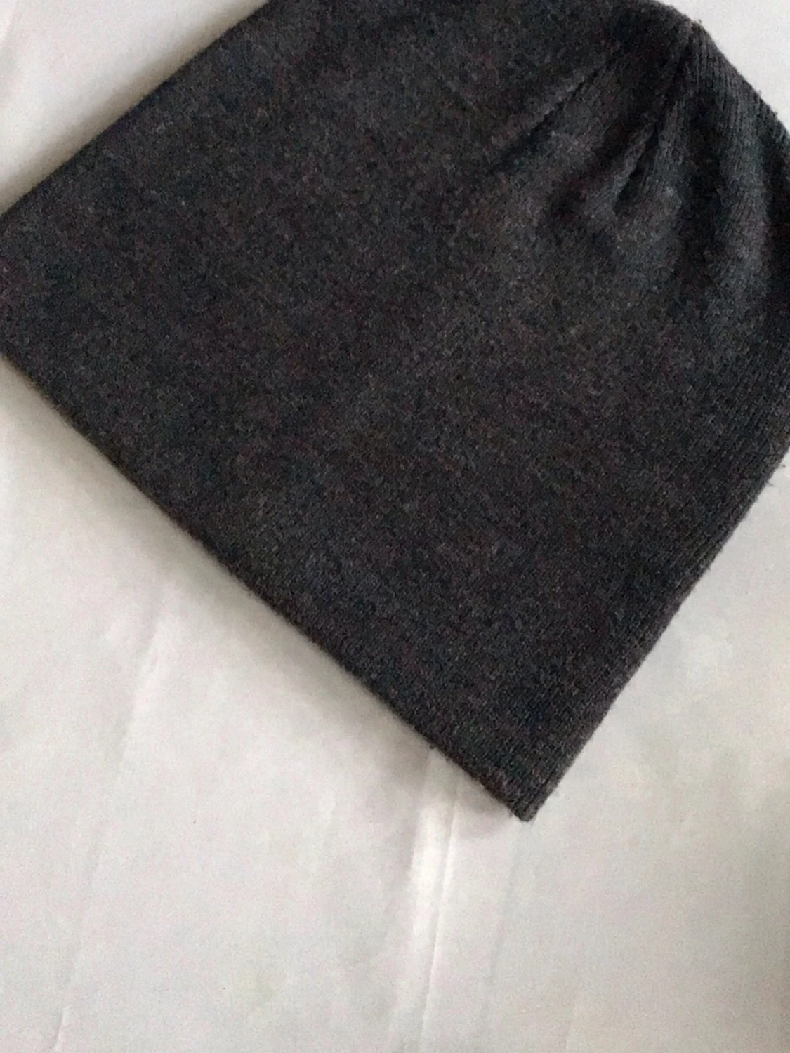 Mörkgrå enkel mössa i ullblandning