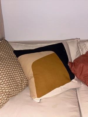 Kuddfodral med grafiskt mönster - Säljer olika kuddfodral för 30kr/st!