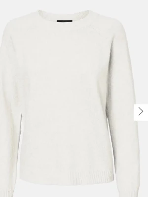 Vit stickad tröja med rund hals - En enkel och stilren vit stickad tröja med rund halsringning och långa ärmar. Tröjan har ribbade muddar vid ärmslut och nederkant, vilket ger en klassisk look. Perfekt att matcha med jeans eller kjol för en clean outfit. Shiny