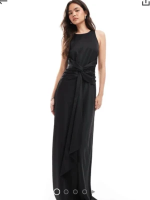 Svart långklänning med knyt i midjan - Elegant svart långklänning. Helt ny aldrig använd med prislapp kvar!! Från Asos. Nypris ca 1800 säljer för 900💕