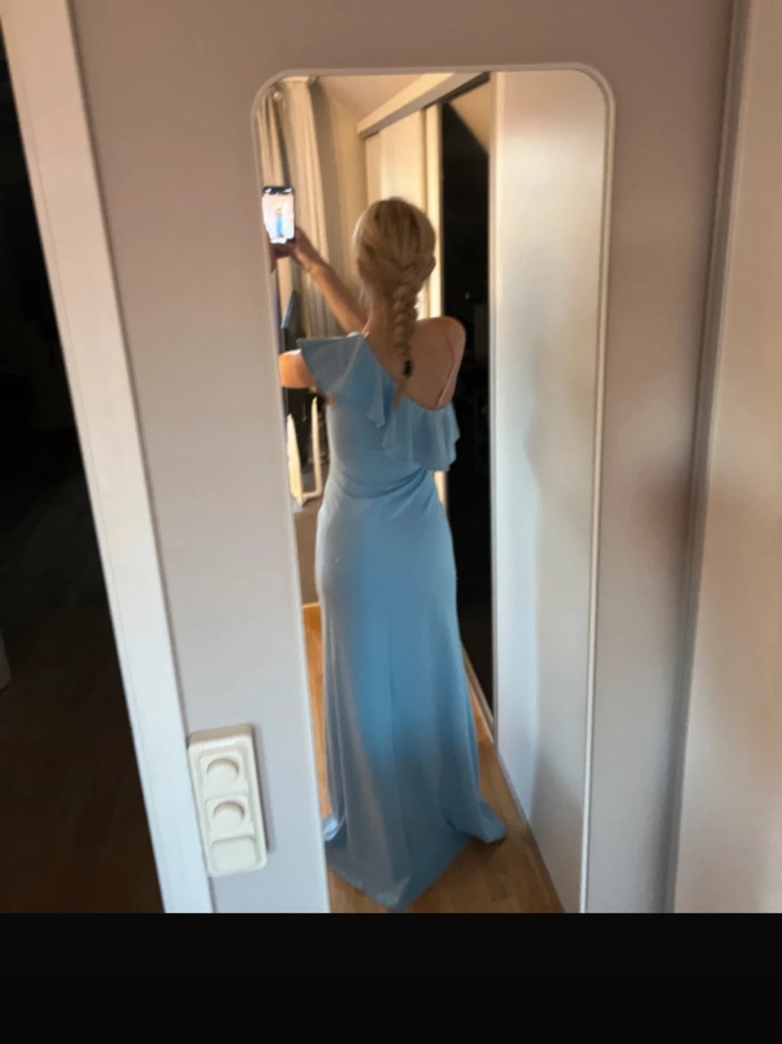 Ljusblå långklänning oneshoulder - 1