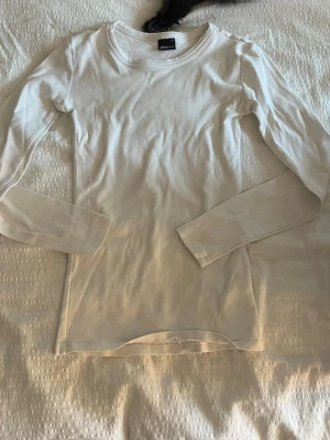 Vit långärmad topp Gina Tricot - En enkel och stilren vit långärmad topp från Gina Tricot. 