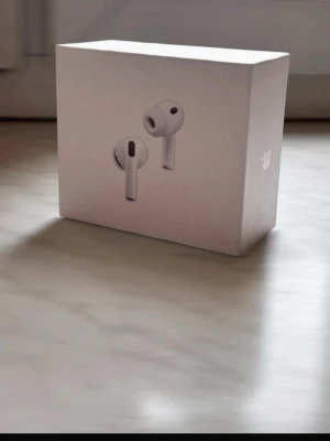 Apple AirPods Pro vita trådlösa hörlurar - Apple AirPods Pro i vitt med stilren design och silikonproppar i flera storlekar. Trådlösa in-ear-hörlurar med laddningsetui och brusreducering. Perfekta för musik, samtal och gaming. Levereras i originalförpackning med tillbehör.