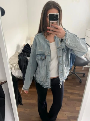 Ljusblå Levi's jeansjacka, storlek S - Säljer en oversized ljusblå jeansjacka från Levi's Premium i storlek S. Perfekt nu på våren! Köpte den för 900kr för ca 4 år sedan. Den är använd och har lite mörka restfläckar från smuts som inte gått bort i tvätten, men det är knappt synligt❣️