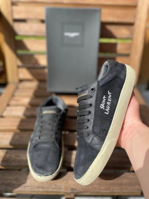 Saint Laurent - Riktigt feta Saint Laurent skor!!!  Skick 6/10!!Storlek 42, passar 41-43! Har använt skorna i snart 1 år så dem är ganska använda men har mycket mer att ge!! ⭐️ Hör av er vid minsta fundering!   Skorna bara: 1599 kr  Skorna o dustbag: 1699 kr  Skorna, dustbag o skolåda: 1789 kr   Kan gå med på sänka!!! ⭐️⭐️ 