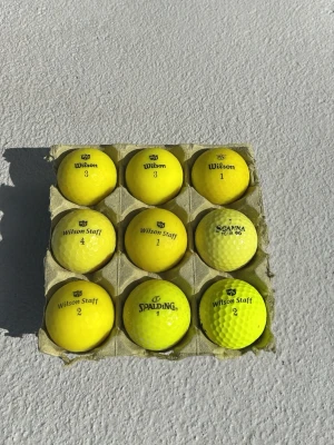 Gul mix A-b klass. 9-pack - Gul mix,A-B klass, 9 pack. Standard bollar. För dig som vill ha billiga bollar som både syns när det mörknat och ger färg till din golfbag