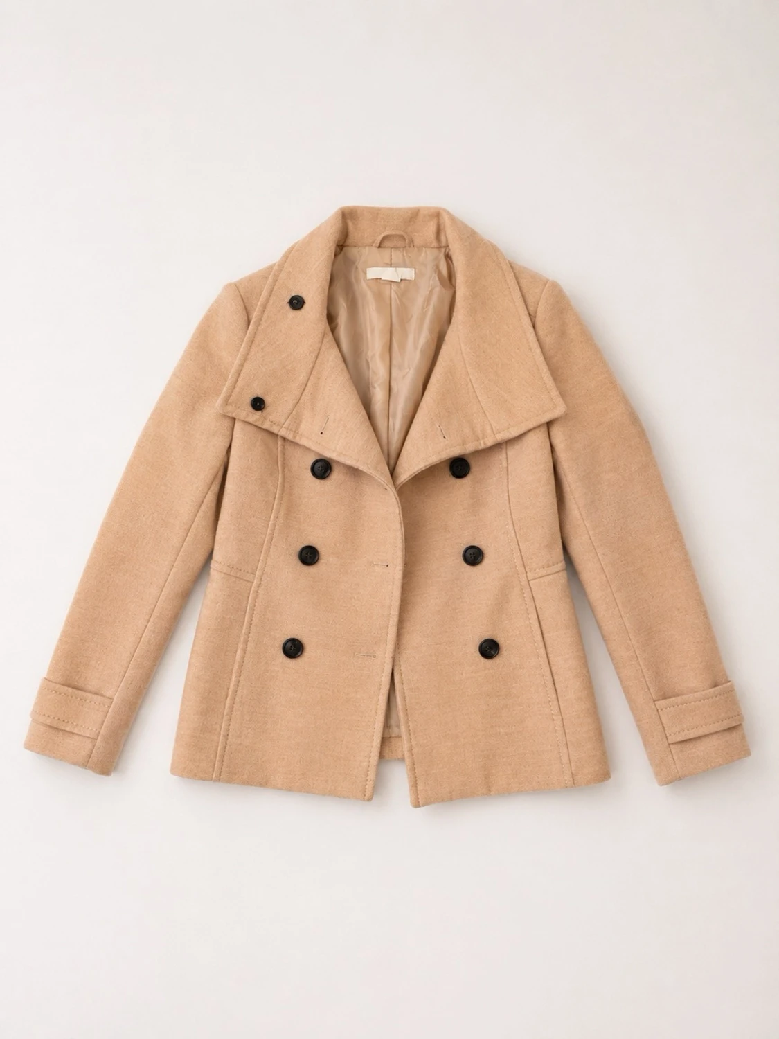 Beige dubbelknäppt ullkappa