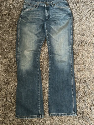 Wrangler bootcut jeans  - Säljer nu ett par väldigt snygga bootcut jeans från wrangler med en sjukt snygg tvätt och fades 