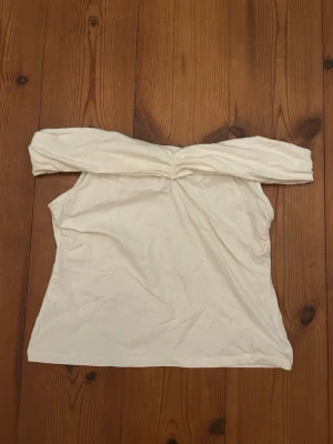 Offshoulder tröja - Köpt på plick men från Lindex från början. 