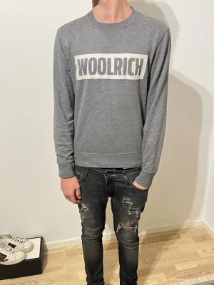 Woolrich tröja - Tja säljer Woolrich tröja | Storlek s och modellen är cirka 183cm lång | Skriv gärna om du har några frågor eller om du är intresserad |