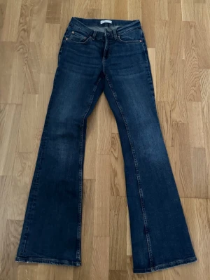 Mörkblå bootcut jeans  - Snygga mörkblå bootcut jeans från Gina Tricot. Storlek 34😚
