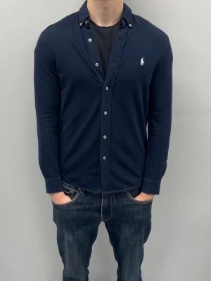 Ralph Lauren skjorta - Väldigt fint skick inga defekter | featherweight mesh så finare och skönare material än vanlig bomull. Slimfit.