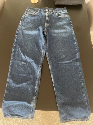 Sweet Sktbs Jeans - Säljer ett par Sweet Sktbs Jeans i färgen mörkblå. Har en mer loose/baggy passform. Relativt fint skick men finns defekter vid hälarna (se sista bilden). Storlek Small. Ordinarie pris 700kr. 