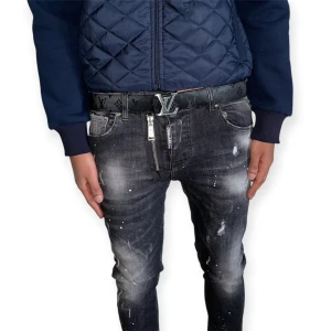 L.V Bälte, Svart, 120cm - Helt ny, högkvalitativ replika Storlek: 120cm Pris: 599 kr Leverans: Skickas inom 24 timmar Observera: Begränsat antal i lager – först till kvarn gäller  