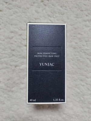 Yunjac Skin Perfecting Primer 40ml - Primer från Yunjac i elegant svart och vit förpackning. Skin Perfecting Protective Base Prep ger en jämn bas och skyddar huden. Innehåller 40 ml och är framtagen med växtextrakt för naturligt snygg hud. Perfekt för dig som vill ha en flawless makeupbas.