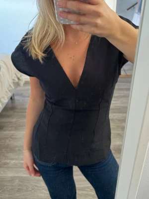 Kostymliknande topp - Säljer denna superfina topp som är lite tajtare i midjan och lite bredare vid axlarna! Den är i samma material som kostymbyxor typ💕 Använd endast 1 gång!