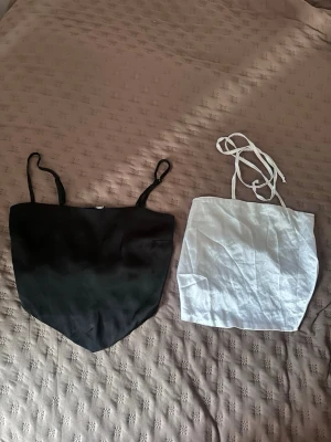 Svart och vit linnetopp PrettyLittleThing - 2 toppar, paketpris 📦  Vit topp: pretty little things Svart topp: stradivarius